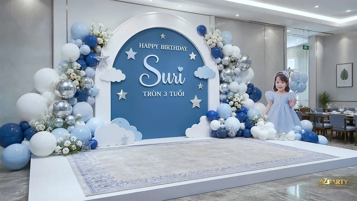 Backdrop xanh mây mừng sinh nhật Suri tròn 3 tuổi, phối bóng xanh trắng bạc và hình bé gái.