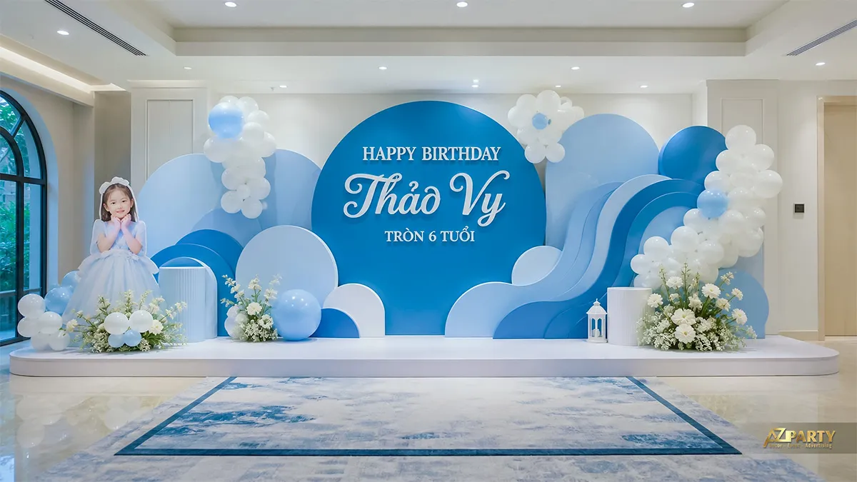 Backdrop xanh sóng nước mừng sinh nhật Thảo Vy tròn 6 tuổi, phối hoa trắng và bóng xanh.