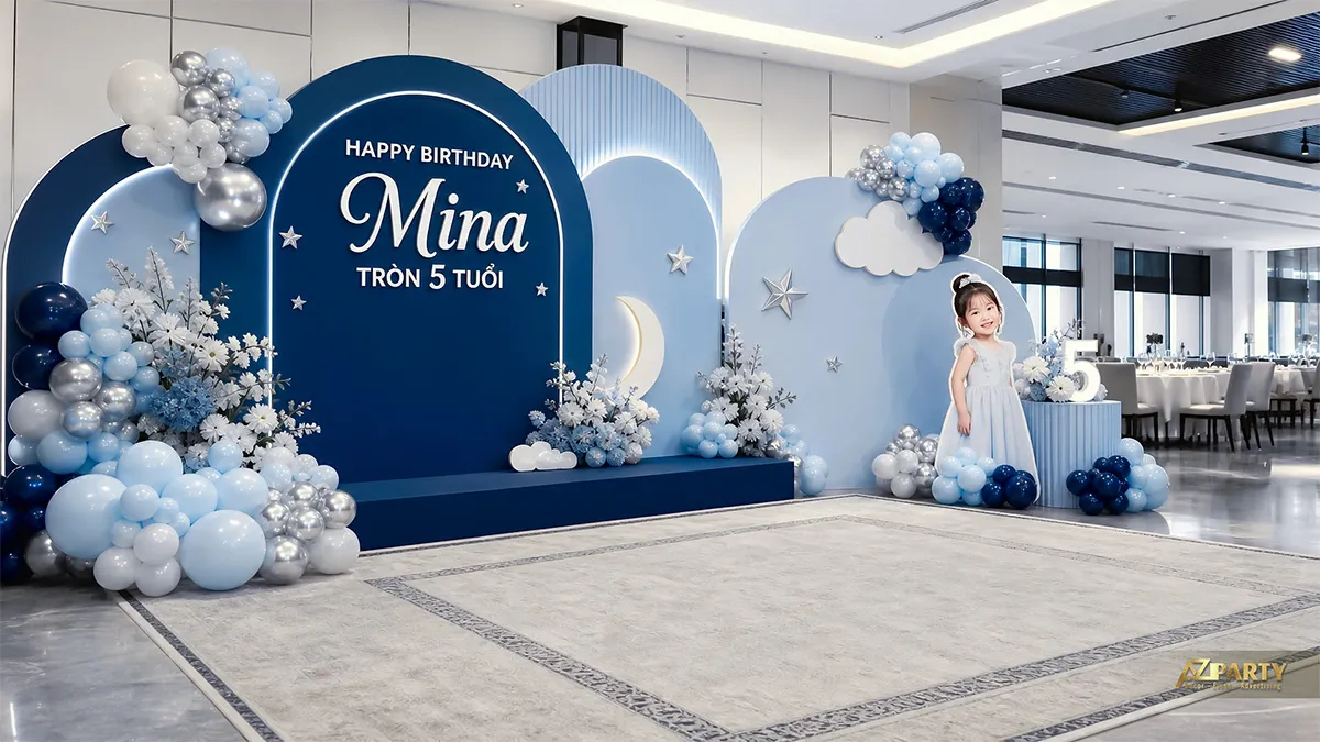 Backdrop xanh navy mừng sinh nhật Mina tròn 5 tuổi, có trăng, sao và bóng xanh trắng bạc.