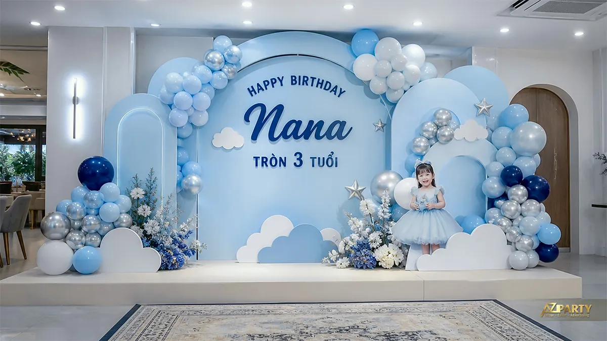 Backdrop xanh mây mừng sinh nhật Nana tròn 3 tuổi, phối bóng xanh trắng bạc và hoa.