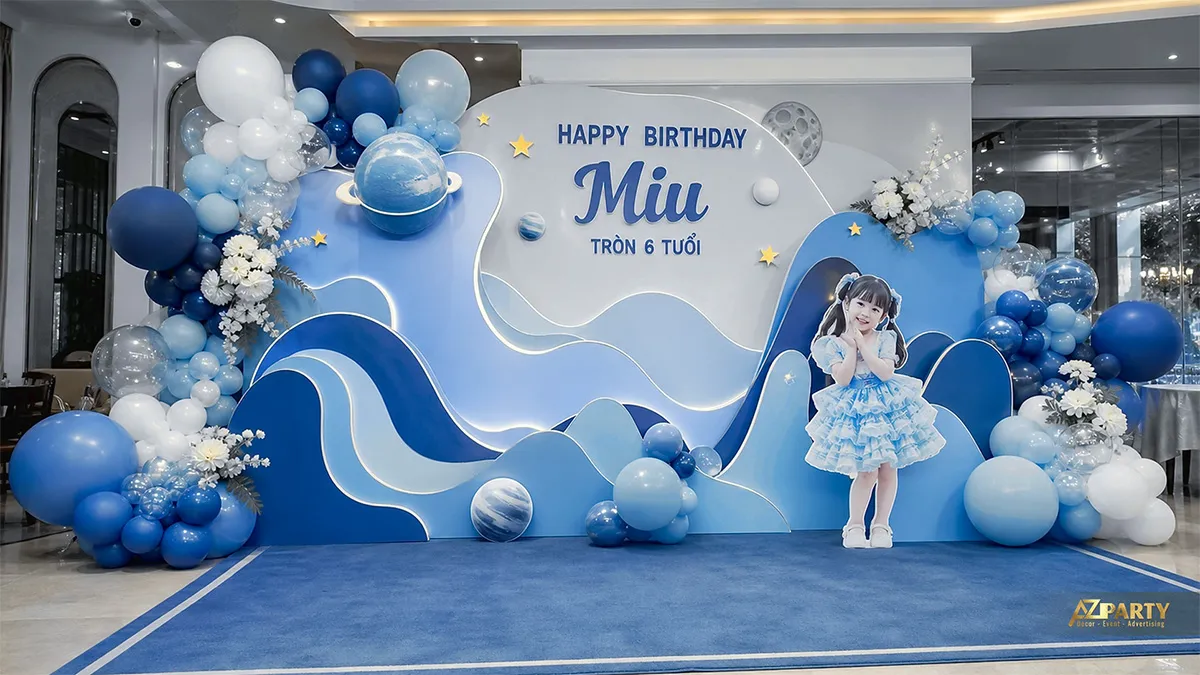 Backdrop xanh trắng chủ đề sóng nước mừng sinh nhật Miu tròn 6 tuổi, có hành tinh và hình bé gái.