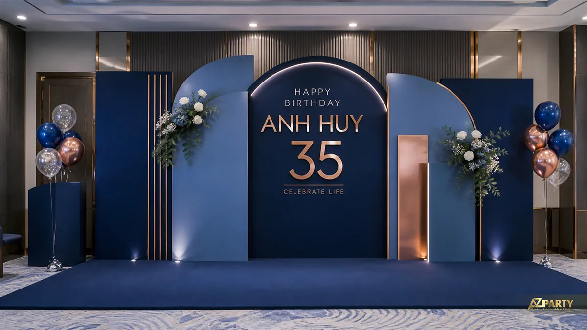 Mẫu sinh nhật anh Huy 35 tuổi màu xanh navy và vàng đồng tại sảnh tiệc