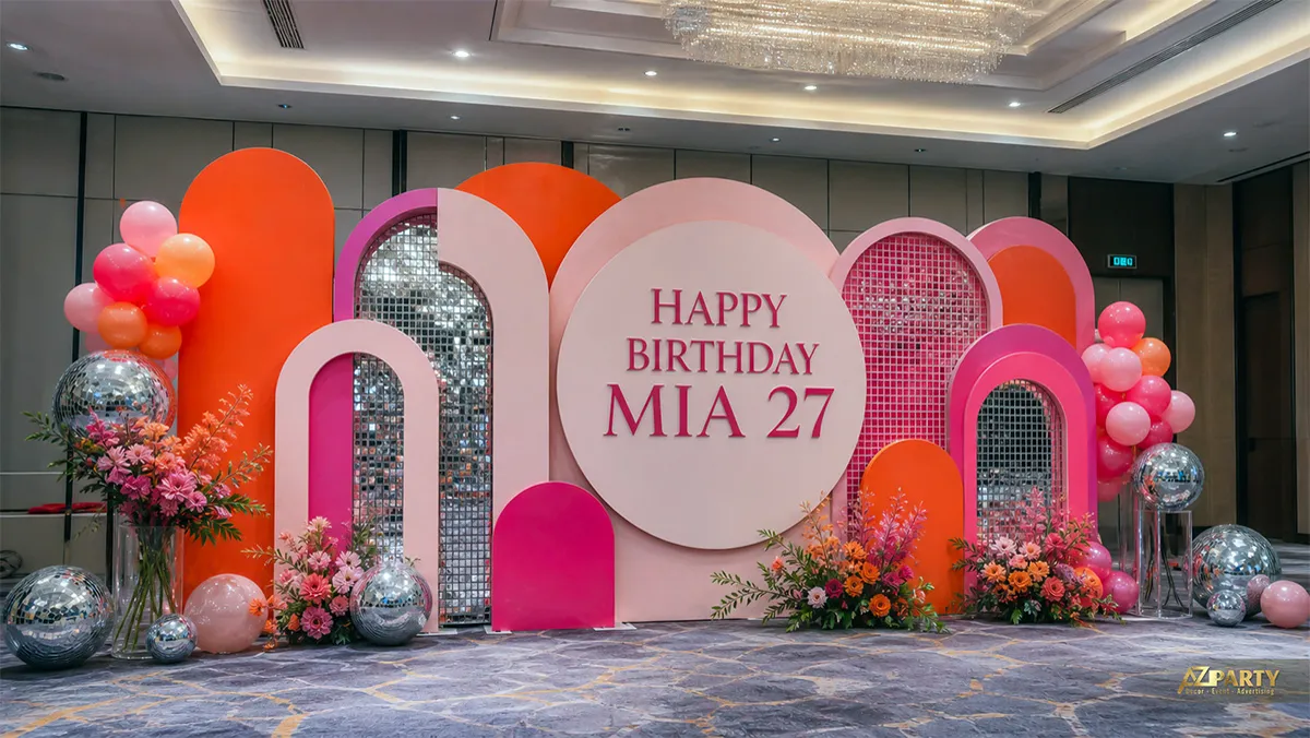 Mẫu sinh nhật Mia 27 tuổi phối cam hồng cùng các chi tiết gương bạc