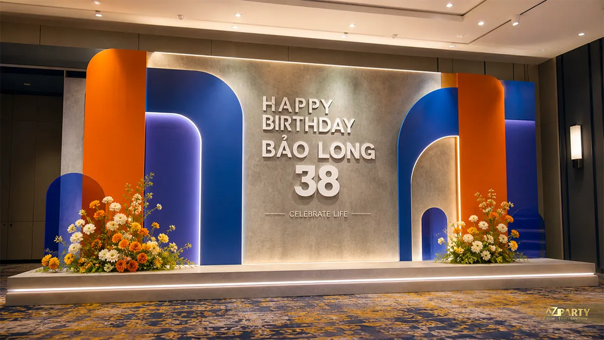 Góc chụp ảnh Bảo Long 38 tuổi màu xanh cam với các mảng hình học