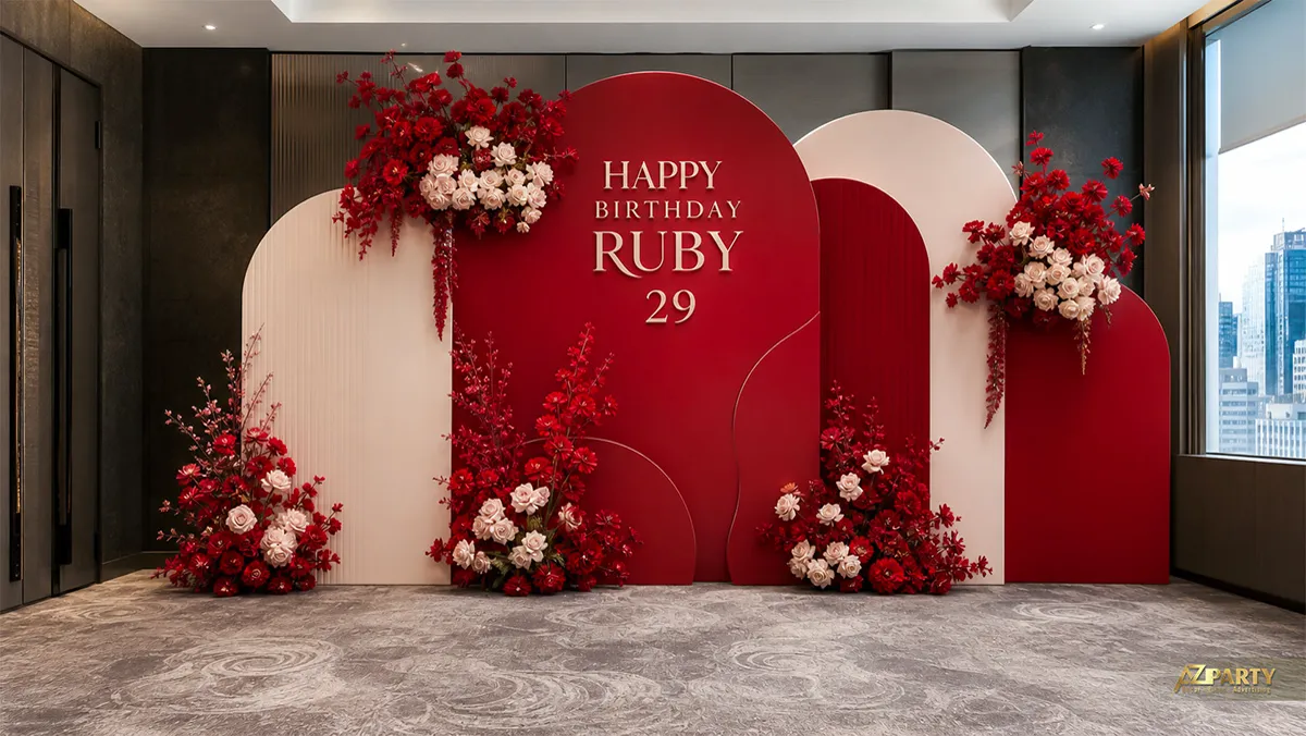 Góc tiệc Ruby 29 tuổi màu đỏ và kem với các cụm hoa đồng điệu