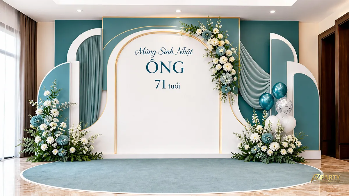 Backdrop sinh nhật người lớn tuổi cho ông 71 tuổi, tông xanh teal kem, phối rèm vải, hoa trắng và bóng ánh kim.