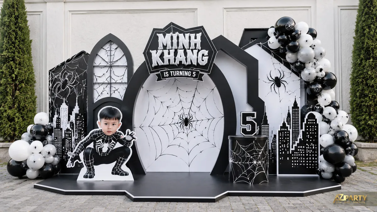 Trang trí sinh nhật Người Nhện đen trắng cá tính với mạng nhện và mô hình số 5