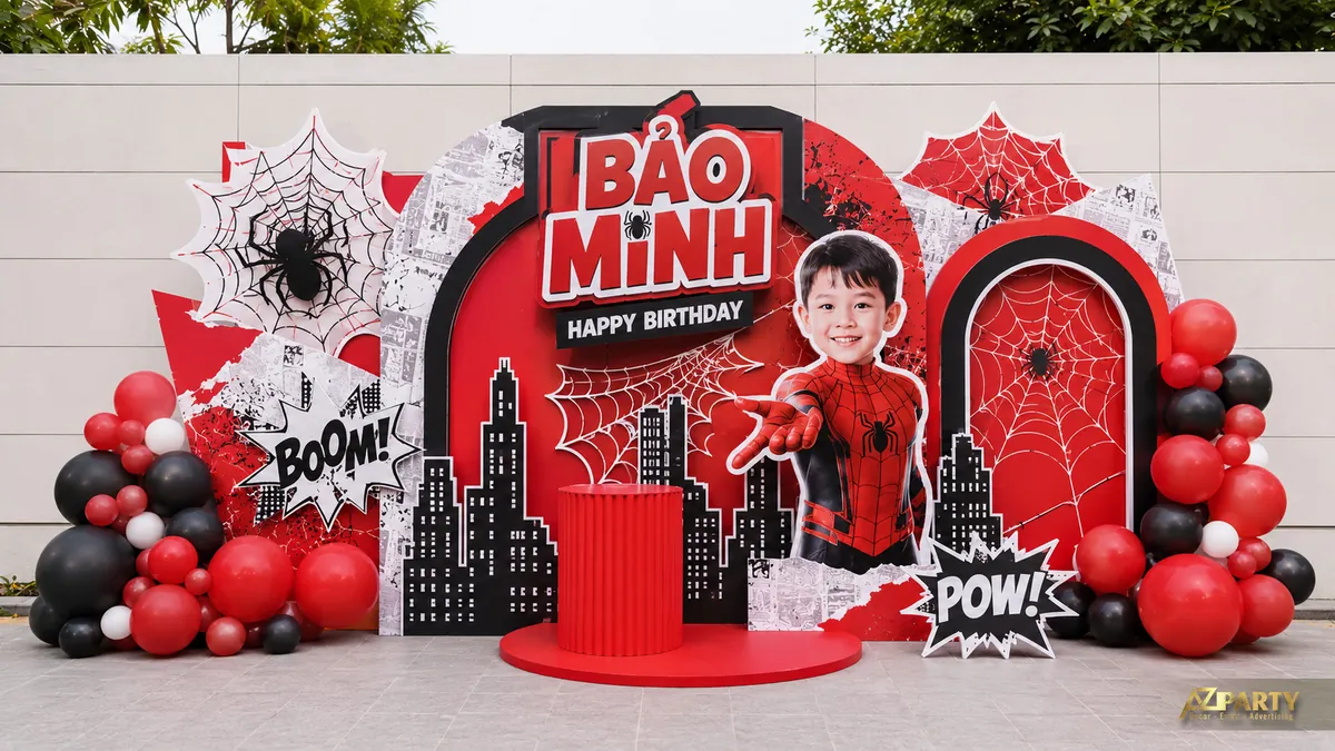 Backdrop sinh nhật Người Nhện đỏ đen với skyline thành phố và cụm bóng hai bên