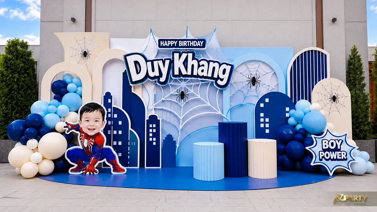 Backdrop Người Nhện xanh trắng với nền thành phố, mạng nhện và mô hình trụ tròn