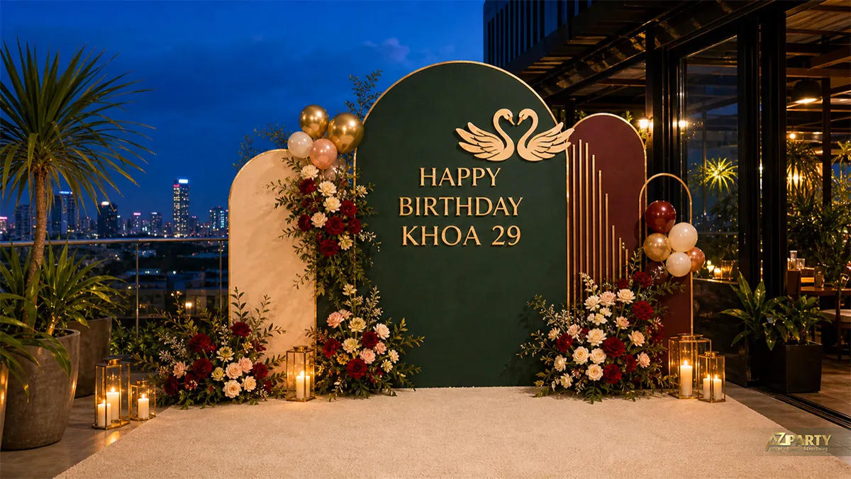 Góc tiệc Khoa 29 tuổi màu xanh lá đậm với biểu tượng đôi thiên nga