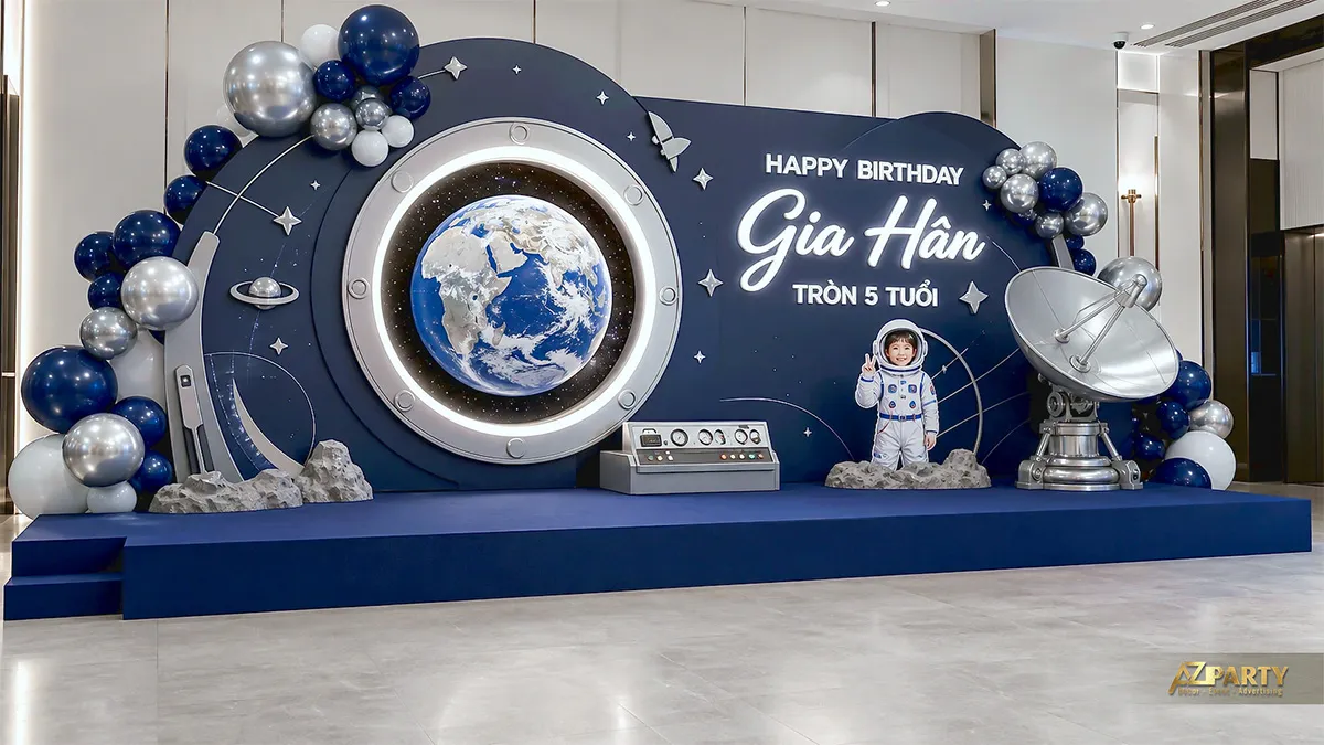 Mẫu trạm không gian đen bạc với cửa tàu tròn ở giữa