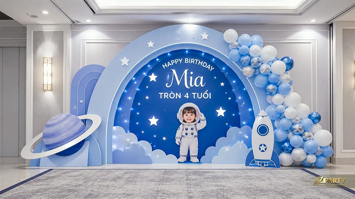 Mẫu phi hành gia xanh sáng với cửa tàu và cụm bóng