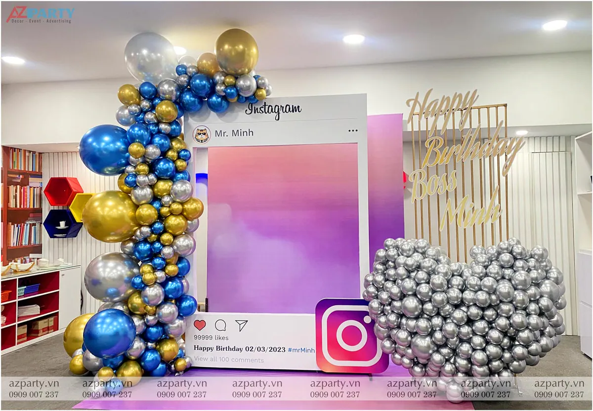 Góc nhìn nghiêng của khu vực chụp ảnh sinh nhật Instagram cho sếp Minh, cho thấy toàn bộ bố cục trang trí trong không gian văn phòng công ty.