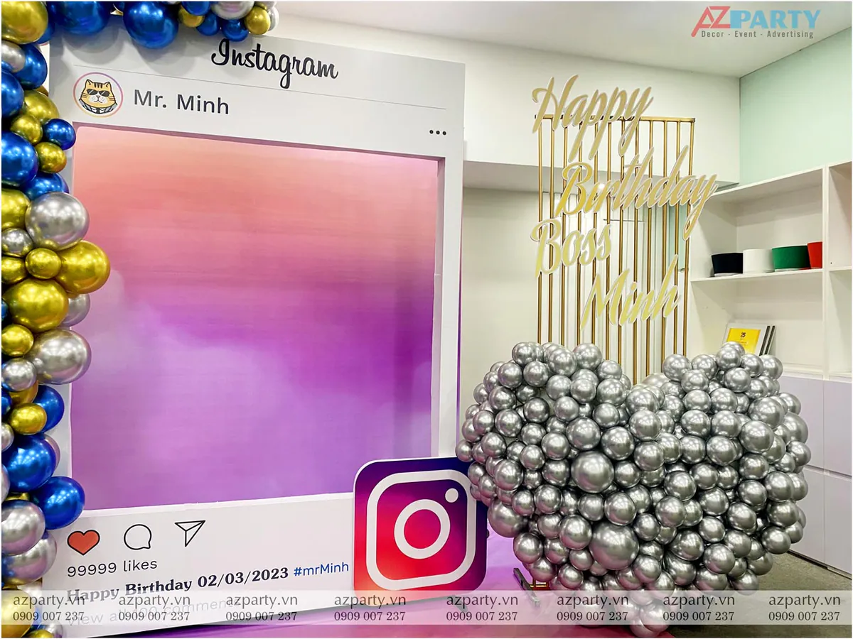 Chi tiết khung Instagram lớn màu hồng tím cá tính có in tên 'Mr. Minh' cùng trái tim bóng bay màu bạc xếp chồng tỉ mỉ.