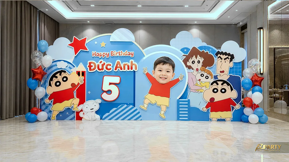 Backdrop Shin đỏ xanh nổi bật với tên bé ở trung tâm