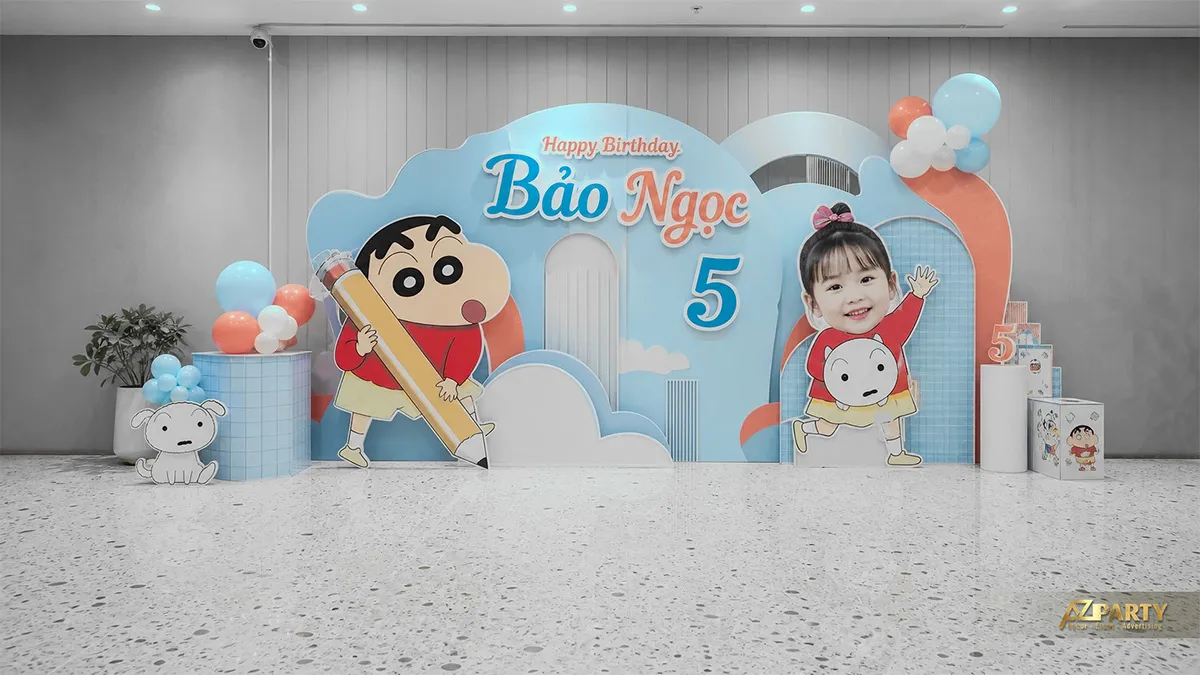 Góc tiệc Shin pastel xanh hồng với phông nền sáng