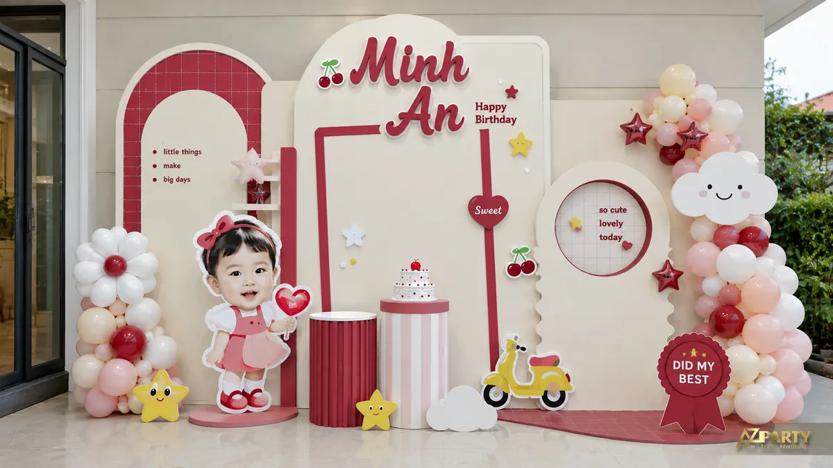 Backdrop đỏ hồng cho bé Minh An với họa tiết cherry, xe đồ chơi và cụm bóng nhỏ gọn