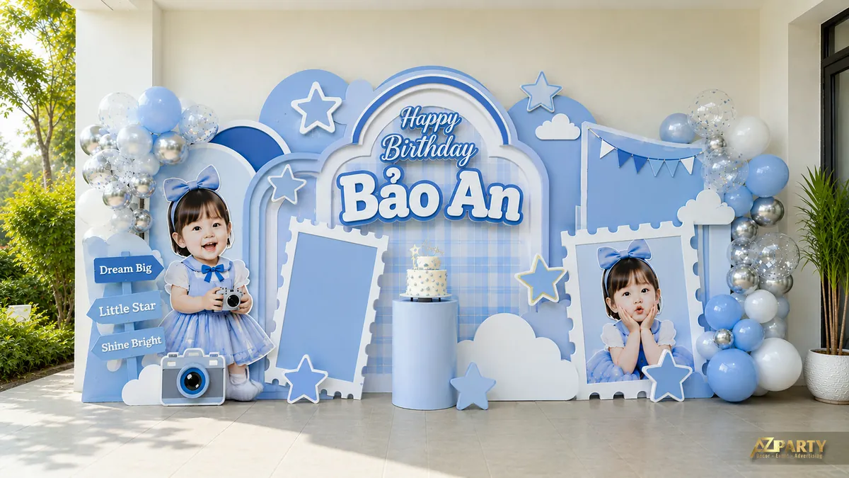 Góc sinh nhật bé Bảo An màu xanh baby với máy ảnh, dây cờ và khung hình của bé
