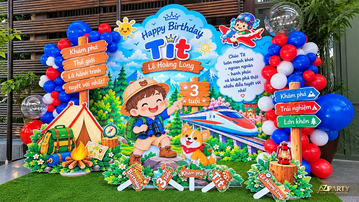 Backdrop Tít 3 tuổi với cậu bé thám hiểm, tàu hỏa và bóng đỏ xanh trắng
