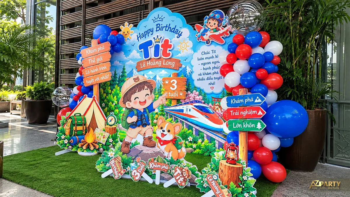 Góc nghiêng bên phải backdrop cùng bảng chỉ đường và thảm cỏ xanh