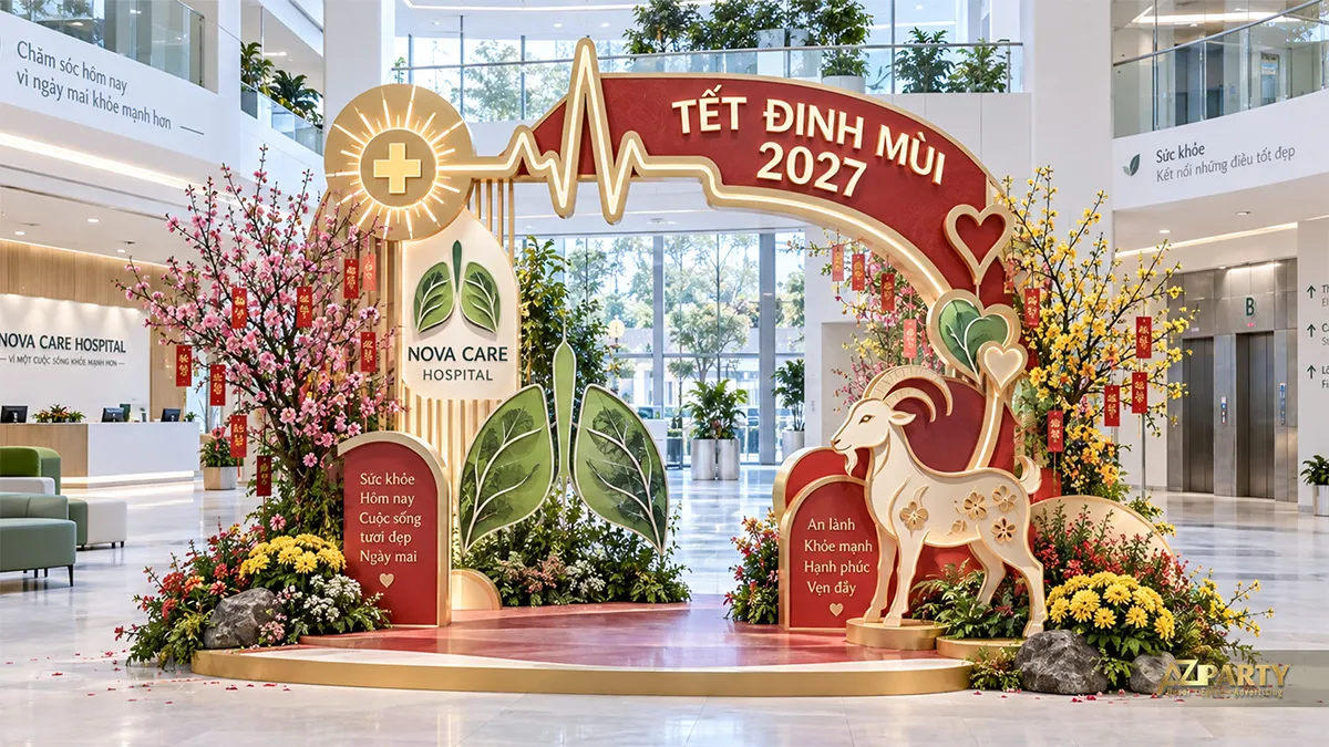 Cổng vòm Tết đỏ vàng tại sảnh bệnh viện với biểu tượng phổi, nhịp tim và hoa xuân