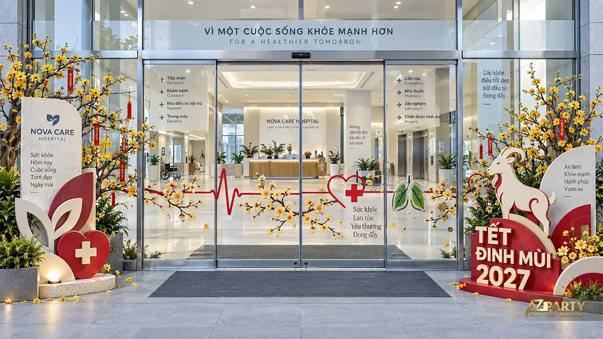 Mặt tiền bệnh viện có decal hoa mai trên cửa kính và tiểu cảnh dê bên lối vào