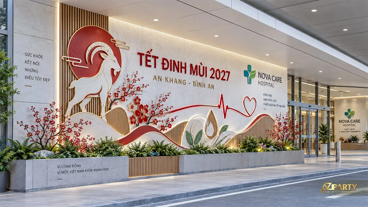 Mảng trang trí Tết dài tại mặt tiền bệnh viện với dê, hoa đào và đường nhịp tim