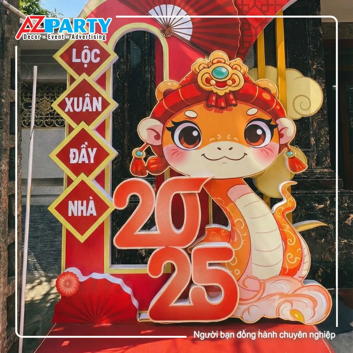 cận cảnh chú rắn linh vật ở cột bên phải, với câu đối "Lộc Xuân Đầy Nhà" và số 2025 tạo hình nghệ thuật