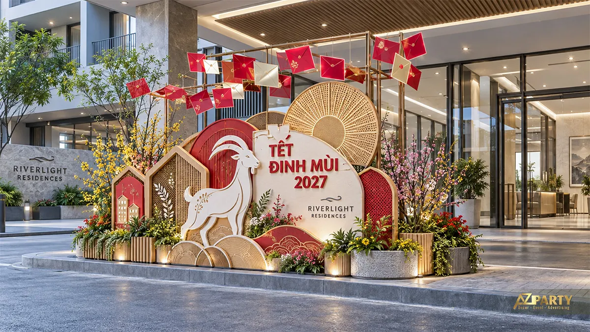 Tiểu cảnh Tết trước sảnh chung cư với dê, phong bao lì xì và giàn thư đỏ