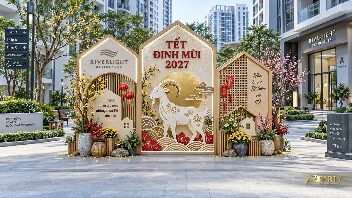 Tiểu cảnh ngoài trời giữa các tòa nhà với dê, hình mái nhà và băng ghế