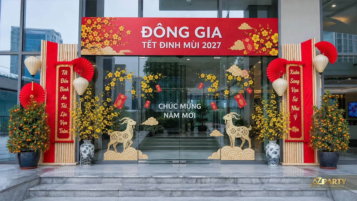 Mặt tiền Đồng Gia trang trí khung tre, câu đối đỏ, mai vàng, cây quất và đôi dê trên cửa kính