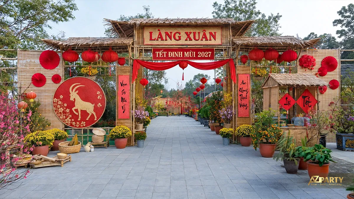 Cổng Làng Xuân ngoài trời bằng tre với đèn lồng, linh vật dê, hoa cúc và gian nhà lá