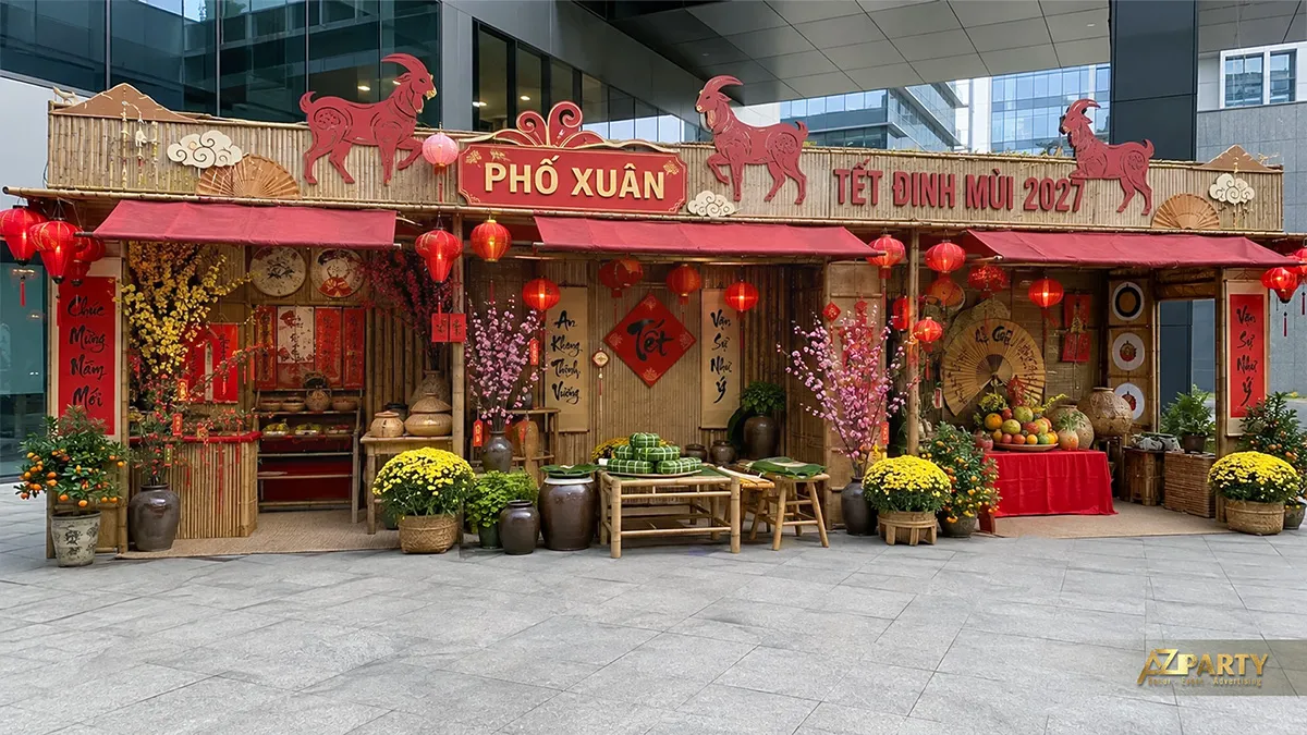 Không gian Phố Xuân bằng tre với đèn lồng, bánh chưng, mâm ngũ quả, mai đào và cây quất