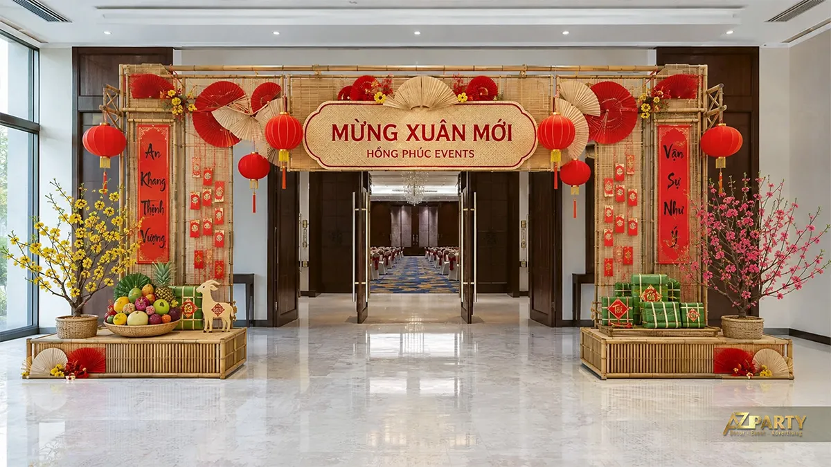 Cổng sảnh Hồng Phúc Events bằng tre với đèn lồng, quạt giấy, mai đào và bánh chưng hai bên