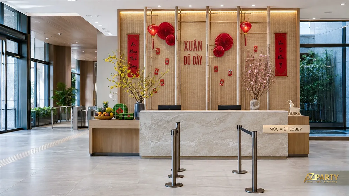 Quầy lễ tân Mộc Việt trang trí vách mành tre, quạt đỏ, đèn lồng cùng bình mai và đào