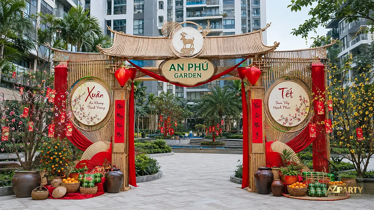 Cổng Tết khu căn hộ An Phú Garden bằng tre với câu đối, rèm đỏ, mai đào và quà Tết