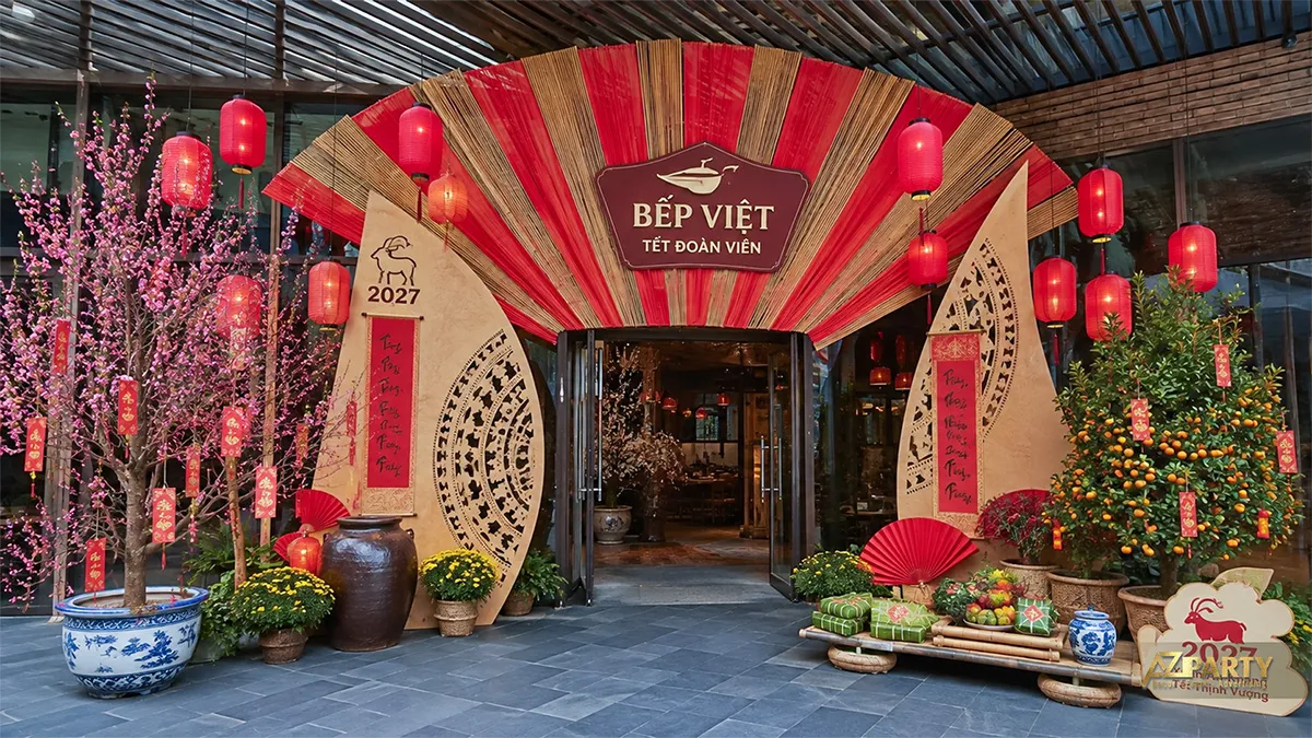 Cổng nhà hàng Bếp Việt tạo hình quạt tre với đèn lồng, trống đồng, hoa đào và cây quất