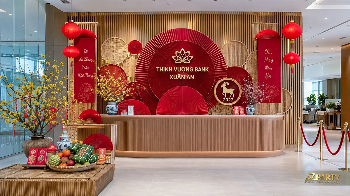 Quầy giao dịch Thịnh Vượng Bank trang trí quạt giấy đỏ, câu đối, mai đào và bánh chưng