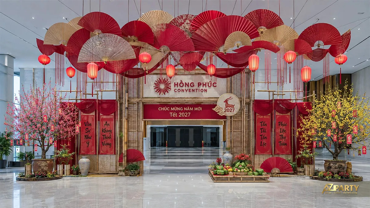 Cổng trung tâm Hồng Phúc Convention với trần quạt giấy, đèn lồng, mai đào và mâm lễ hai bên