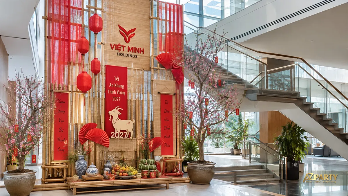 Tiểu cảnh Tết cạnh cầu thang Việt Minh Holdings với vách tre cao, câu đối, hoa đào và bánh chưng