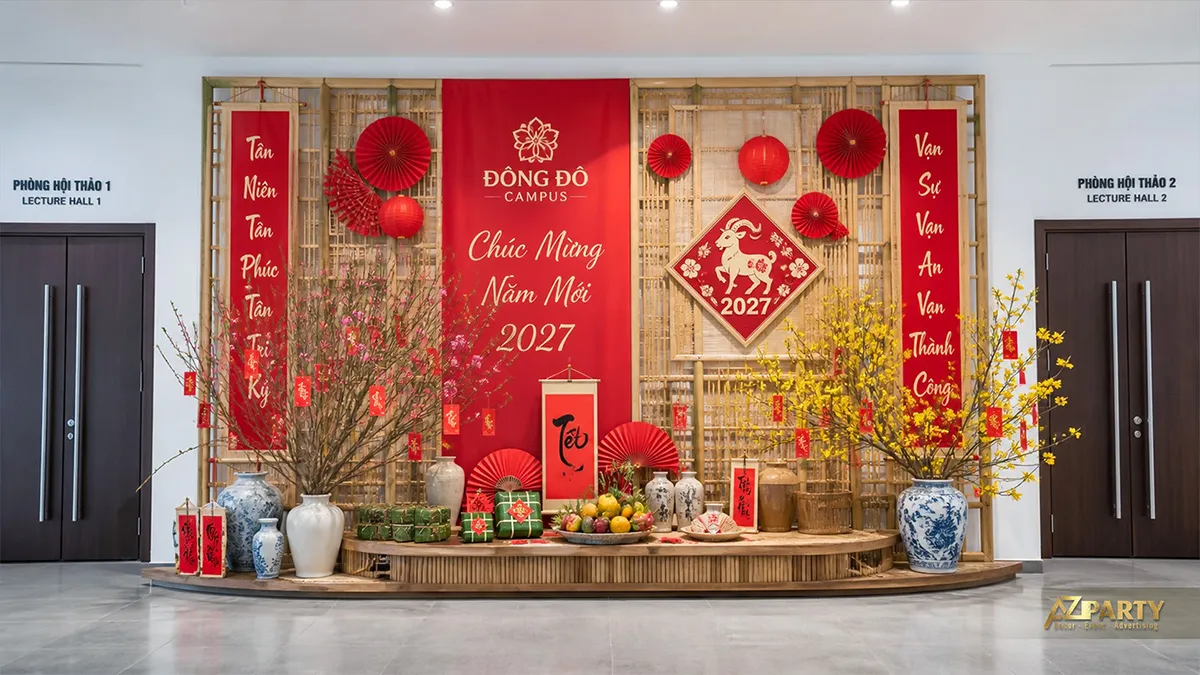 Backdrop Tết tại Đồng Đô Campus với khung tre, câu đối, mai đào, gốm sứ và mâm ngũ quả