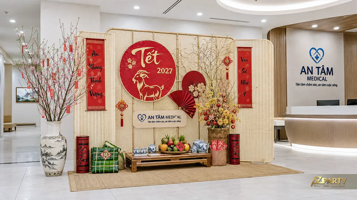 Góc Tết tại An Tâm Medical với vách mây tre, huy hiệu dê, câu đối, bình đào và bánh chưng