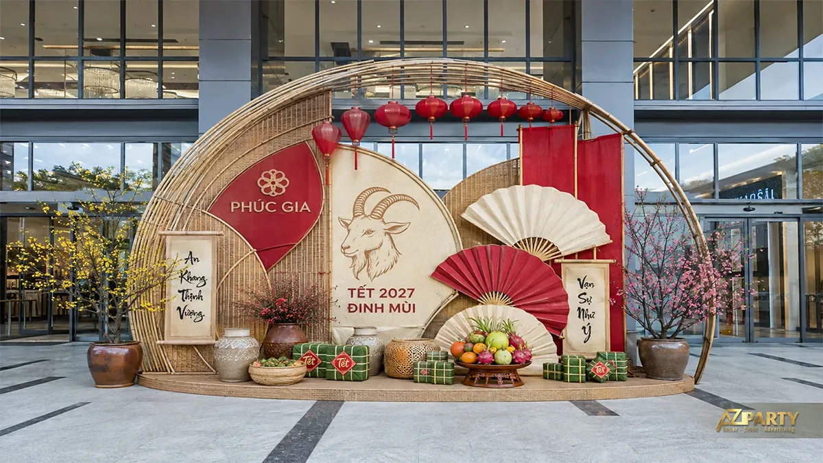 Backdrop Tết Đinh Mùi tại sảnh Phúc Gia với vòm tre tròn, quạt giấy, bánh chưng và mâm ngũ quả