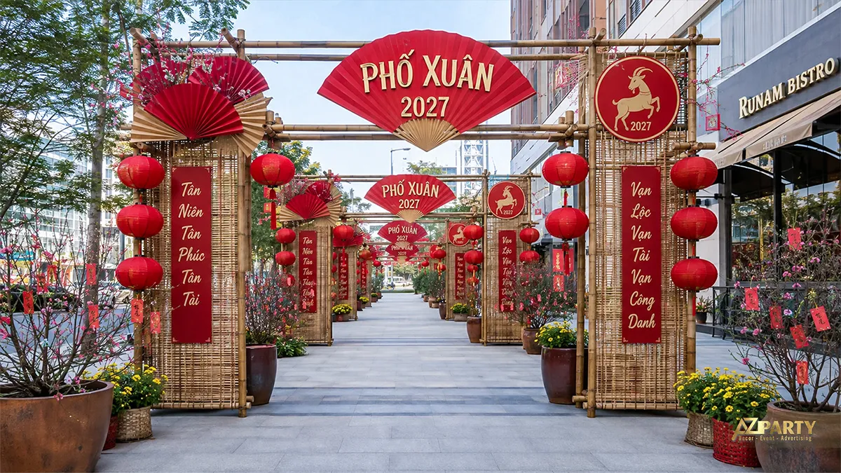 Dãy cổng Phố Xuân 2027 bằng tre với quạt giấy, đèn lồng đỏ, câu đối và hàng cây đào
