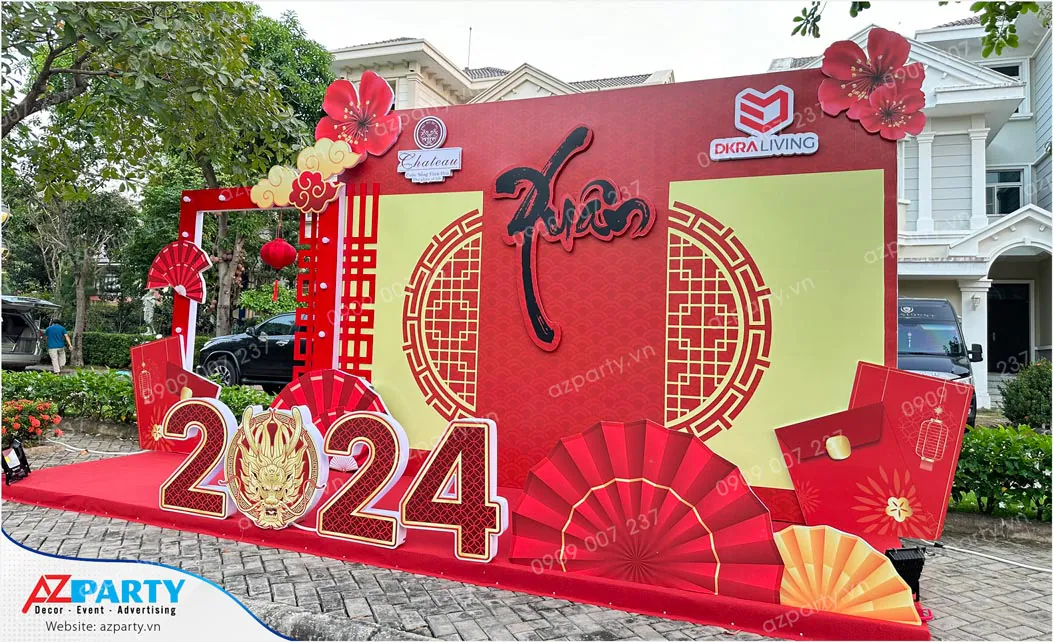 Tiểu cảnh check-in Tết 2024 ngoài trời tại khu biệt thự Chateau Phú Mỹ Hưng, không gian trang trí ngập tràn sắc đỏ may mắn và các biểu tượng ngày Tết đậm chất truyền thống