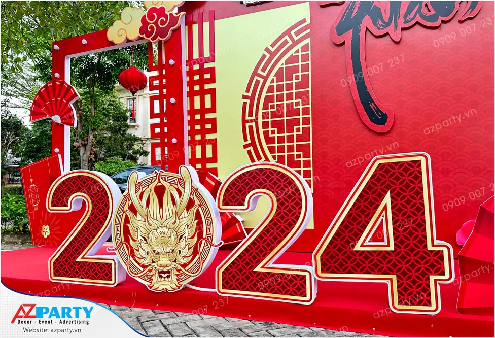 Cận cảnh bộ chữ năm mới 2024 được thiết kế sáng tạo với đầu rồng vàng uy nghiêm thay thế số 0, biểu tượng cho năm Giáp Thìn thịnh vượng