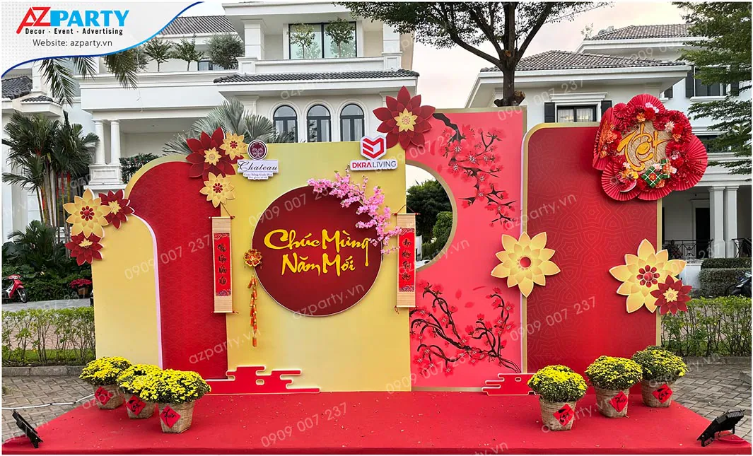 Mẫu trang trí Tết cổ truyền ấn tượng tại khu dân cư Chateau với cúc mâm xôi vàng tươi, câu đối đỏ, nón lá trang trí nghệ thuật và cành đào hồng