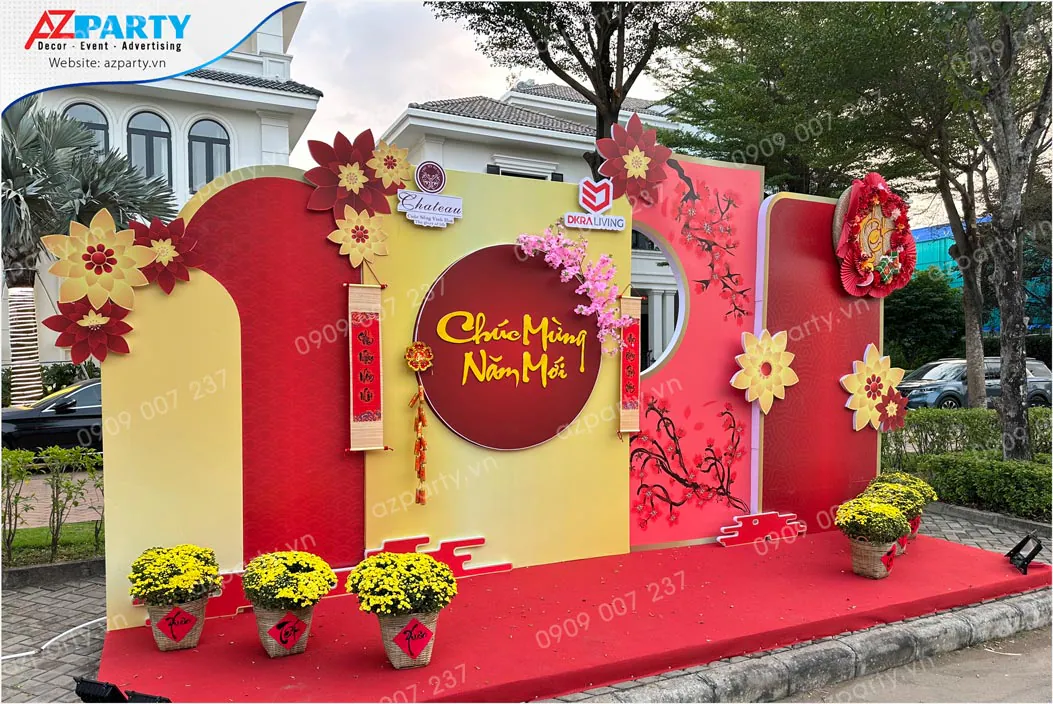 Góc chụp nghiêng sân khấu trang trí Tết cổ truyền tại Chateau Phú Mỹ Hưng, mang sắc xuân rực rỡ đến không gian sống của khu dân cư cao cấp