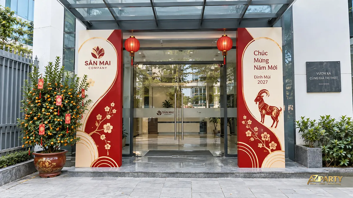 Cổng sân văn phòng Sân Mai có hoa đào