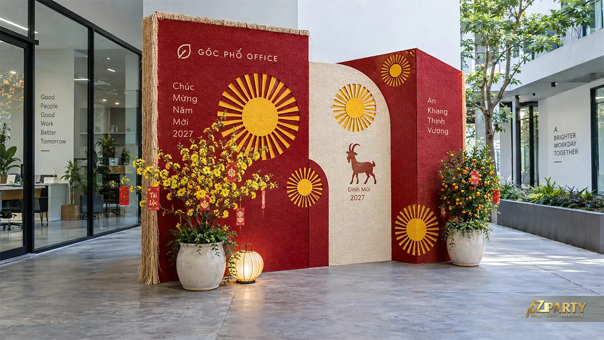 Backdrop đỏ kem ngoài sân công ty